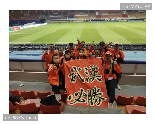 通讯:雨战中的混乱与坚持,一场保级战的90分钟纪实 通讯:雨战中的混乱与坚持,一场保级战的90分钟纪实